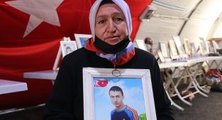  Diyarbakır annesi Üçdağ: HDP ve PKK'yı kınıyoruz. Evlatlarımızı, ciğerimizi koparıp götürdüler