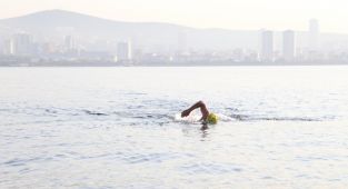 Emre Seven, deniz kirliliğine dikkati çekmek amacıyla Mersin'den KKTC'ye yüzüyor