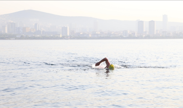 Emre Seven, deniz kirliliğine dikkati çekmek amacıyla Mersin'den KKTC'ye yüzüyor