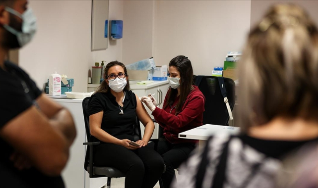 En az iki doz Kovid-19 aşısı yaptıranlar temaslı olduğunda karantinaya girmeyecek