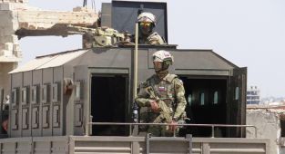 Esed rejimi güçleri, Rusya'nın bölge halkına baskıları sonrası Dera'da kuşattıkları mahalleye girdi