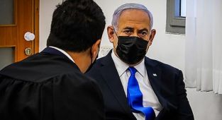 Eski İsrail Başbakanı Netanyahu'nun yargılandığı dava 3 ay aradan sonra yeniden başladı