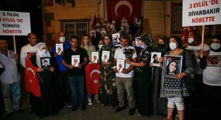Evlat nöbetini 24 saat tutan Diyarbakır annelerinden destek çağrısı