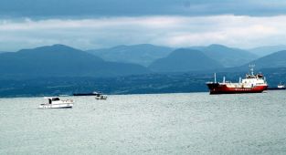 Fırtına uyarısı üzerine yük gemileri Sinop'un doğal limanına demirledi