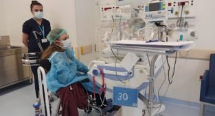 Hamileliğinde Kovid-19'a yakalanan anne, doğum gününde bebeğiyle buluştu