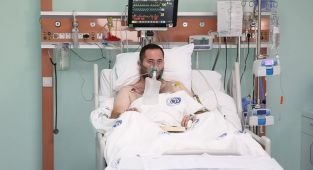 Hastanede Kovid-19 tedavisi süren genç, aşı olmamanın pişmanlığını yaşıyor