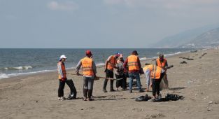  Hatay sahillerinde Suriye kaynaklı petrol sızıntısının temizlik çalışmaları sürüyor