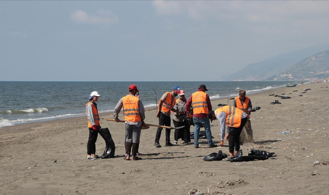Hatay sahillerinde Suriye kaynaklı petrol sızıntısının temizlik çalışmaları sürüyor