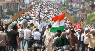 Hindistan'da yeni tarım yasalarının iptali talebiyle binlerce kişi sokağa döküldü