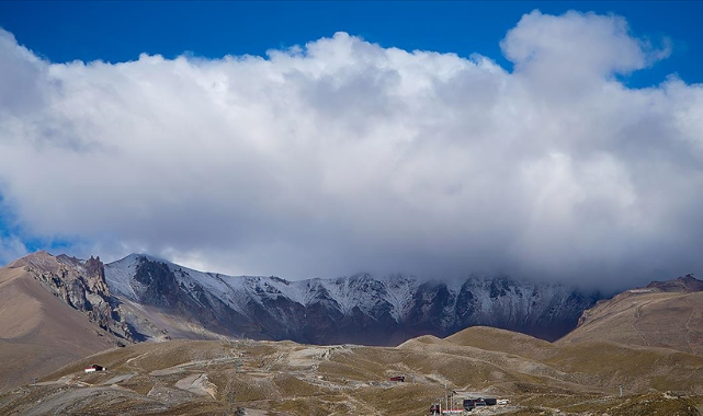 İç Anadolu'nun en yüksek dağı Erciyes'e kar yağdı