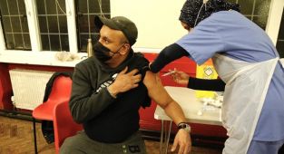 İngiltere'de Kovid-19 aşıları 112 binden fazla ölümü önledi