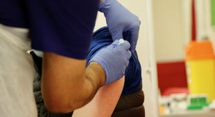 İngiltere'de Kovid-19'dan ölenlerin sadece yüzde 1,2'si çift doz aşı yaptıranlar