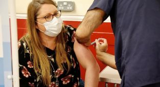 İngiltere'de üçüncü doz Kovid-19 aşısı yapılacak