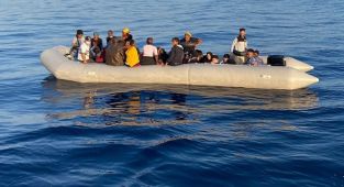 İngiltere göçmenleri taşıyan teknelere 'geri itme taktikleri' uygulamayı planlıyor