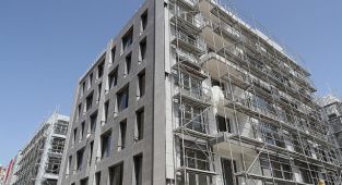 İzmir'deki deprem konutlarının teslimine depremin yıl dönümünde başlanacak