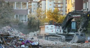 İzmir depreminde yıkılan Rıza Bey Apartmanı sanıkları hakim karşısında