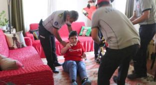 İzmir itfaiyesinden depremde engelli kurtarma tatbikatı