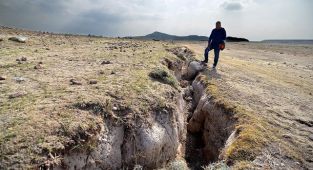 Kilometrelerce uzunlukta yüzey yarıklarına neden oluyor
