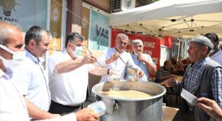 Kınıkta, Cumhur İttifakının'nın düzenlediği aşure hayrı büyük ilgi gördü.