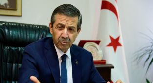 KKTC Dışişleri Bakanı Ertuğruloğlu, İngiltere'den Rum yanlısı politikasına son vermesini istedi