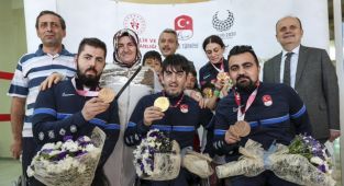 Madalyalı tenisçiler çiçeklerle karşılandı