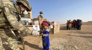 Mehmetçik, Barış Pınarı Harekatı bölgesinde insani yardımda bulundu