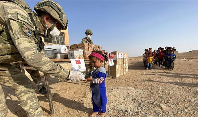 Mehmetçik, Barış Pınarı Harekatı bölgesinde insani yardımda bulundu