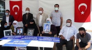 Muş'ta çocukları PKK'lı teröristlerce kaçırılan aileler HDP önünde eylem yaptı