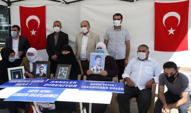 Muş'ta çocukları PKK'lı teröristlerce kaçırılan aileler HDP önünde eylem yaptı