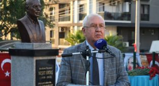 Neşet Ertaş Karabağlar'da özlemle anıldı