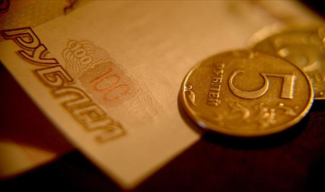 Rus rublesinin 2024'e kadar dolar karşısında zayıflaması bekleniyor