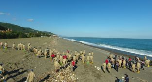 Sel felaketinin yaşandığı Kastamonu'nun Abana ilçesinde jandarmadan sahil temizliği