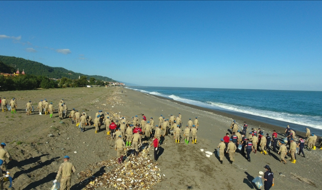 Sel felaketinin yaşandığı Kastamonu'nun Abana ilçesinde jandarmadan sahil temizliği