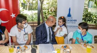 Tunç Amcalarıyla buluşan çocuklardan örnek davranış