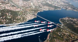 Türkiye ve Azerbaycan uçakları İstanbul Boğazı'nda selamlama uçuşu yaptı