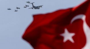 Türkiye ve Azerbaycan uçakları İstanbul Boğazı semalarında selamlama uçuşu yaptı