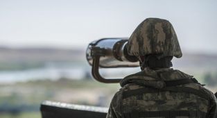 Türkiye'ye yasa dışı yollarla geçmeye çalışan ikisi terör örgütü üyesi 6 kişi yakalandı