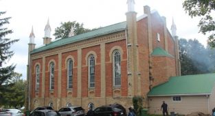 Uygur Türkleri 148 yıllık kiliseyi camiye çevirdi