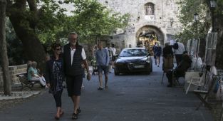 Yunanistan'da Kovid-19 ile mücadele kapsamında bugünden itibaren yeni tedbirler uygulanıyor