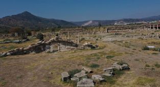 Zeus Tapınağı'nın giriş kapısına ulaşıldı