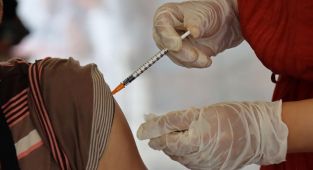 Zimbabve memurlara Kovid-19 aşısı yaptırma zorunluluğu getirdi