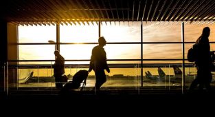 ABD, tüm kara ve hava sınırlarını, tam aşılı yabancı ülke vatandaşlarına açacağını duyurdu