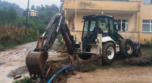 Artvin'in Hopa ve Kemalpaşa ilçelerinde sağanak hayatı olumsuz etkiledi