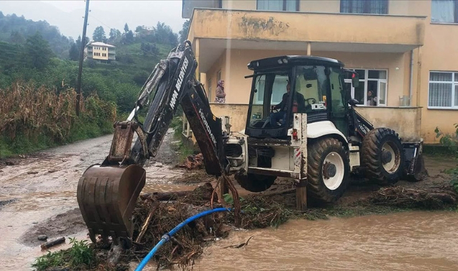 Artvin'in Hopa ve Kemalpaşa ilçelerinde sağanak hayatı olumsuz etkiledi