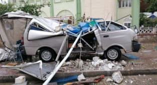 Aydın'da fırtına nedeniyle reklam tabelası ve çatının düşmesi sonucu 4 kişi yaralandı