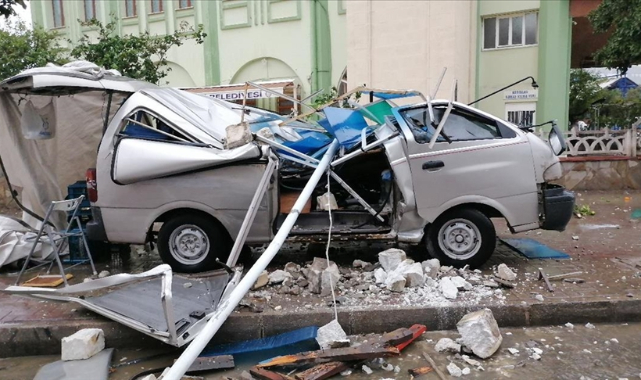 Aydın'da fırtına nedeniyle reklam tabelası ve çatının düşmesi sonucu 4 kişi yaralandı
