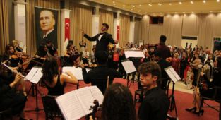 Ayvalık'ta Atatürk Türkiye'sine yakışır kutlamalar