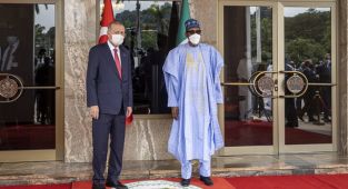 Cumhurbaşkanı Erdoğan, Nijerya'da resmi törenle karşılandı