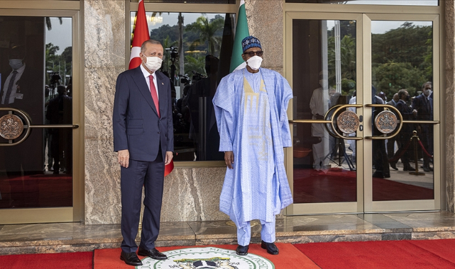 Cumhurbaşkanı Erdoğan, Nijerya'da resmi törenle karşılandı