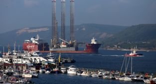 Dev platform taşıyan gemi Çanakkale Boğazı'ndan geçişine başladı